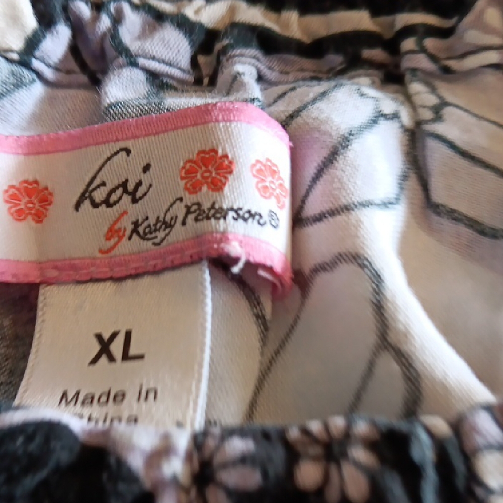 Koi Black and White Floral Tunic - Picture 7 of 9